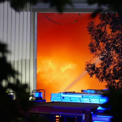 Flammen schlagen aus der Halle der RSAG, in der es gebrannt hatte.