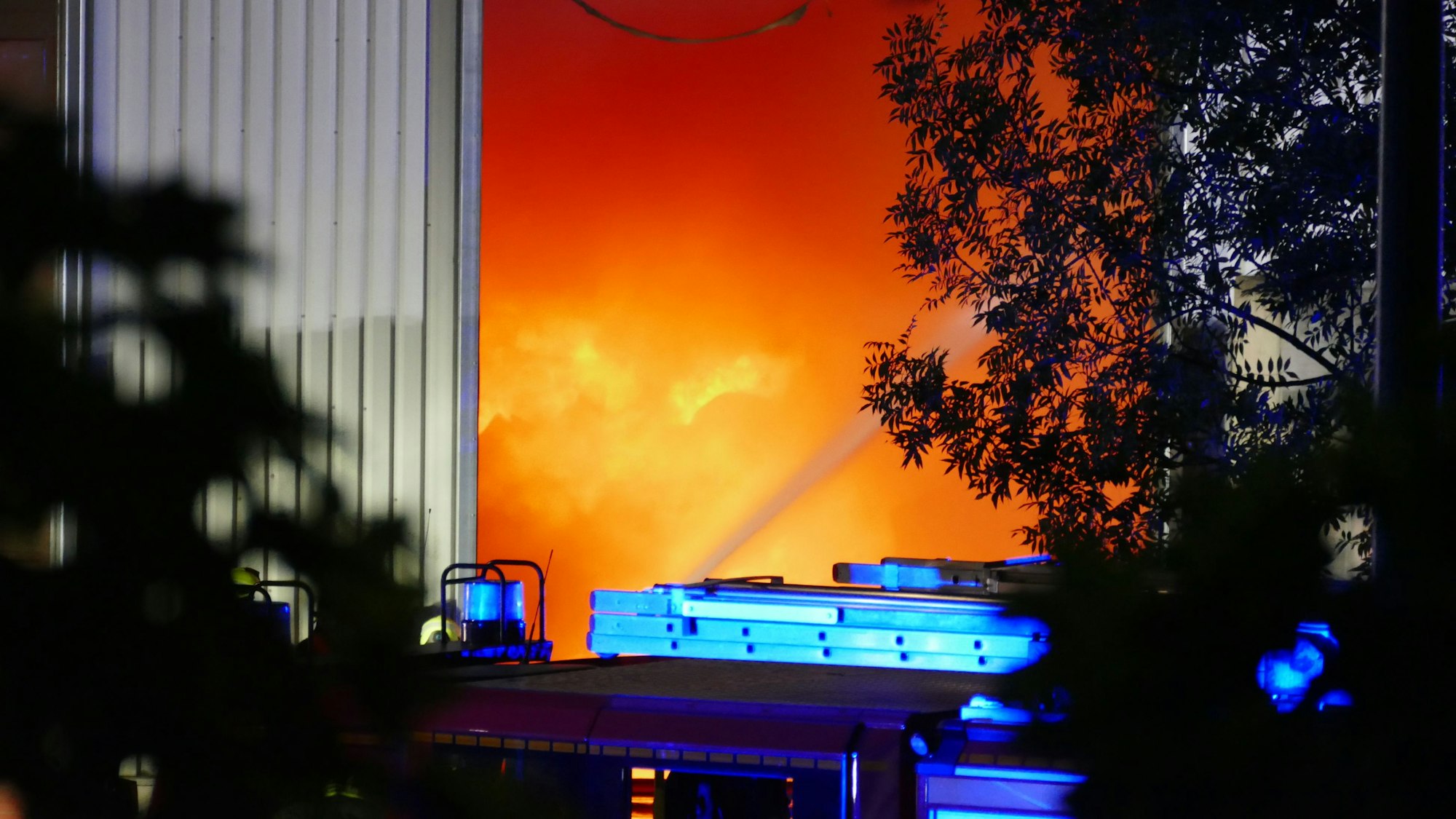 Flammen schlagen aus der Halle der RSAG, in der es gebrannt hatte.