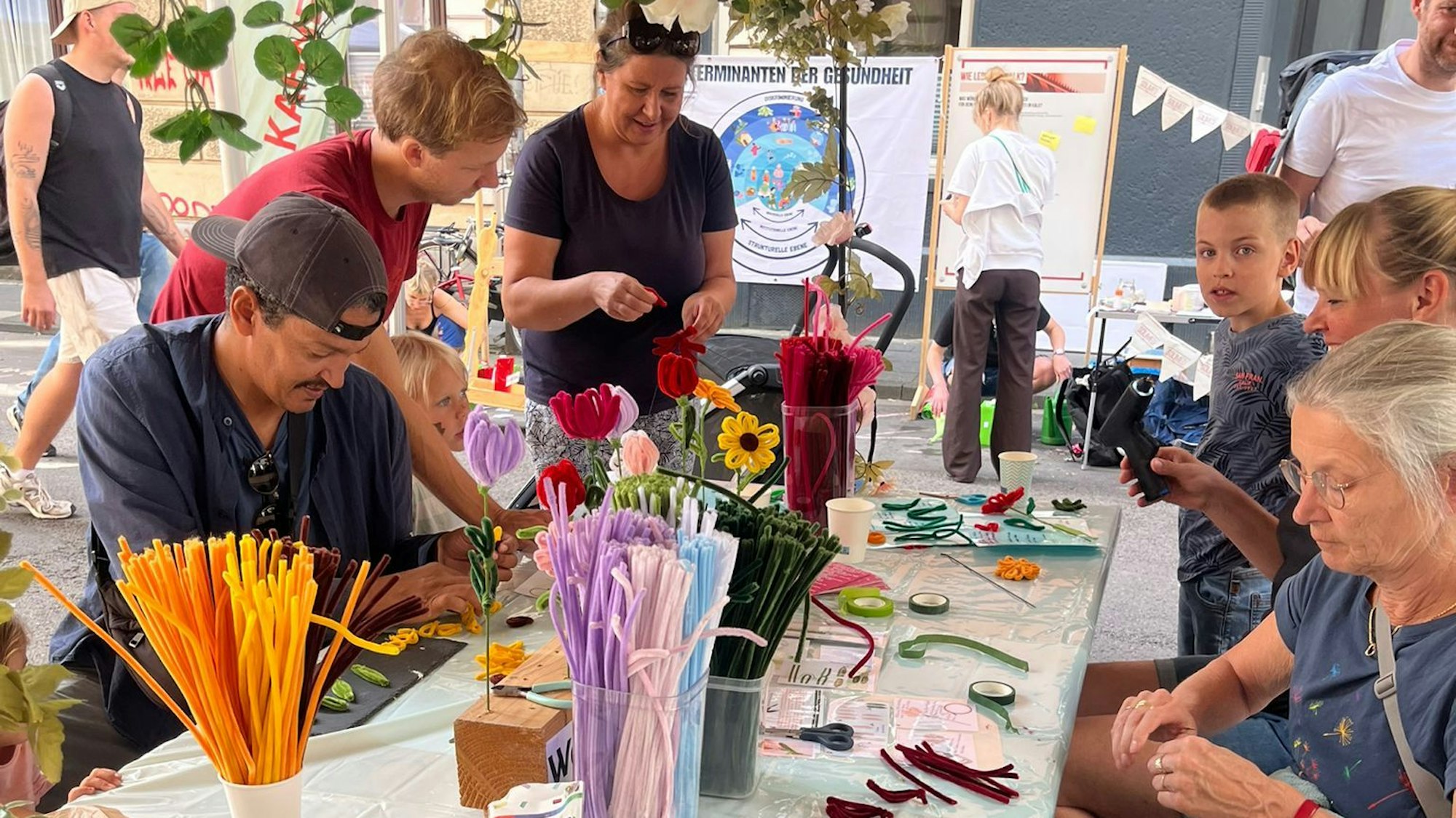 Besucher basteln mit bunten Pfeifenreinigern.
