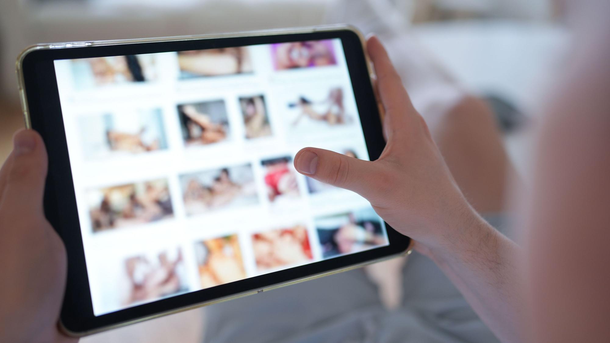 Eine Kriminaloberkommissarin sitzt vor einem Auswertungscomputer bei Ermittlungen gegen Kinderpornografie und sexuellen Missbrauch. Auch hier kann eine intelligente Analyse- und Recherche-Software aus einer wochenlangen Arbeit Ergebnisse nach Minuten machen.