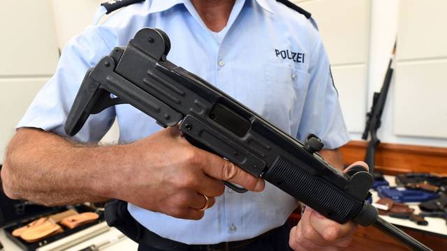 Eine Maschinenpistole vom Typ Uzi: Solche und andere Waffen soll der Angeklagte produziert haben.