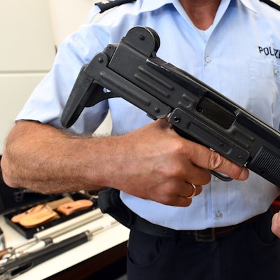Eine Maschinenpistole vom Typ Uzi: Solche und andere Waffen soll der Angeklagte produziert haben.