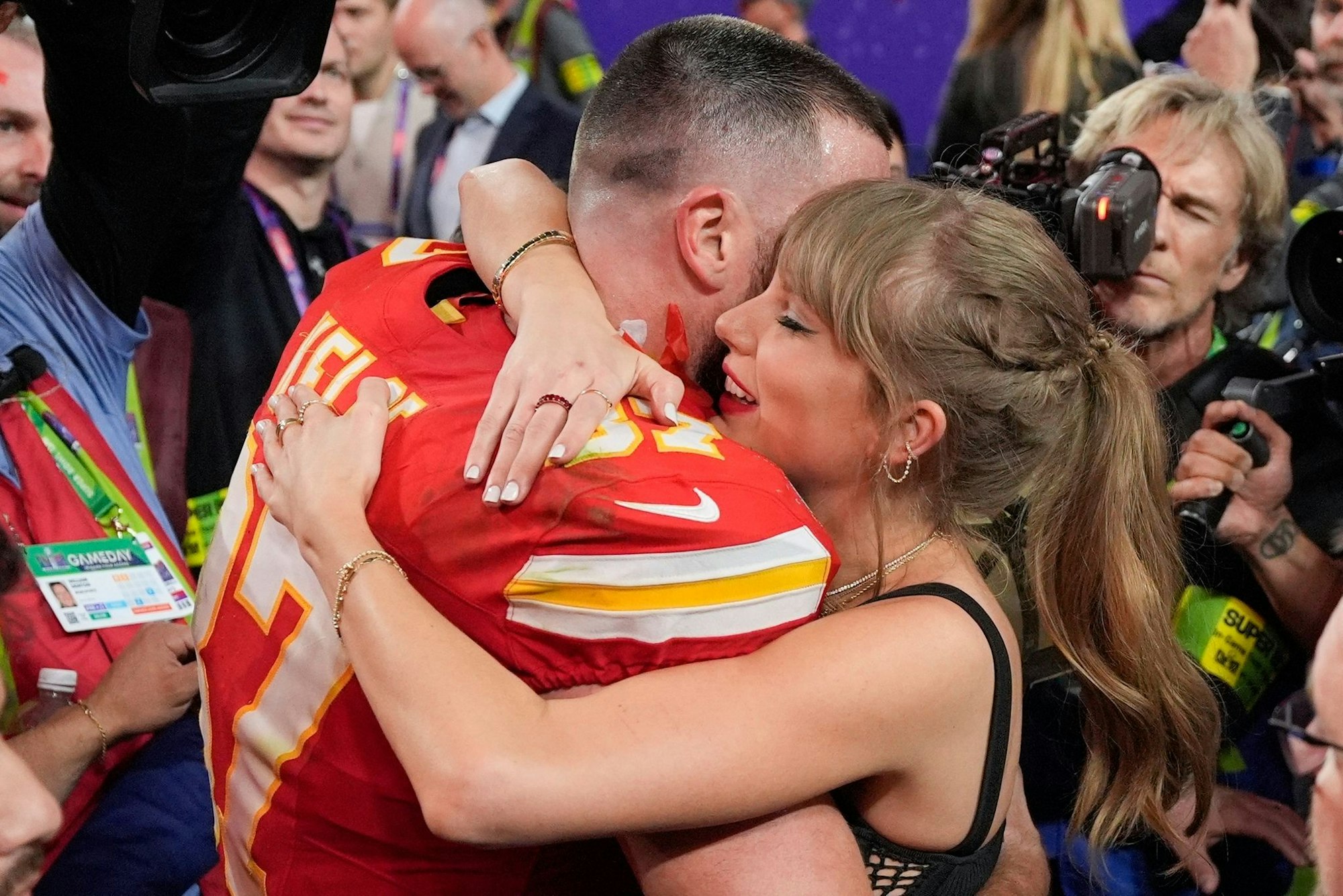 Kelce und Swift - die Verlobung der beiden Stars bringt der NFL anhaltende Aufmerksamkeit bei ungewohnten Zielgruppen.