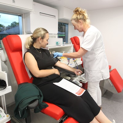 Die Verwaltung der Gemeinde Neunkirchen-Seelscheid war zum Blutspenden aufgerufen. Das DRK war mit dem Blutspendedienst West in einem neuen und moderen Fahrzeug auf den Parkplatz der Gesamtschule Neunkirchen gekommen. Auch Kristina Schik aus der Presseabteilung spendete Blut.