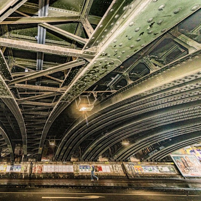 Denkmalgeschützt ist die Eisenbahnbrücke über die Venloer Straße in Höhe des Stadtgartens.