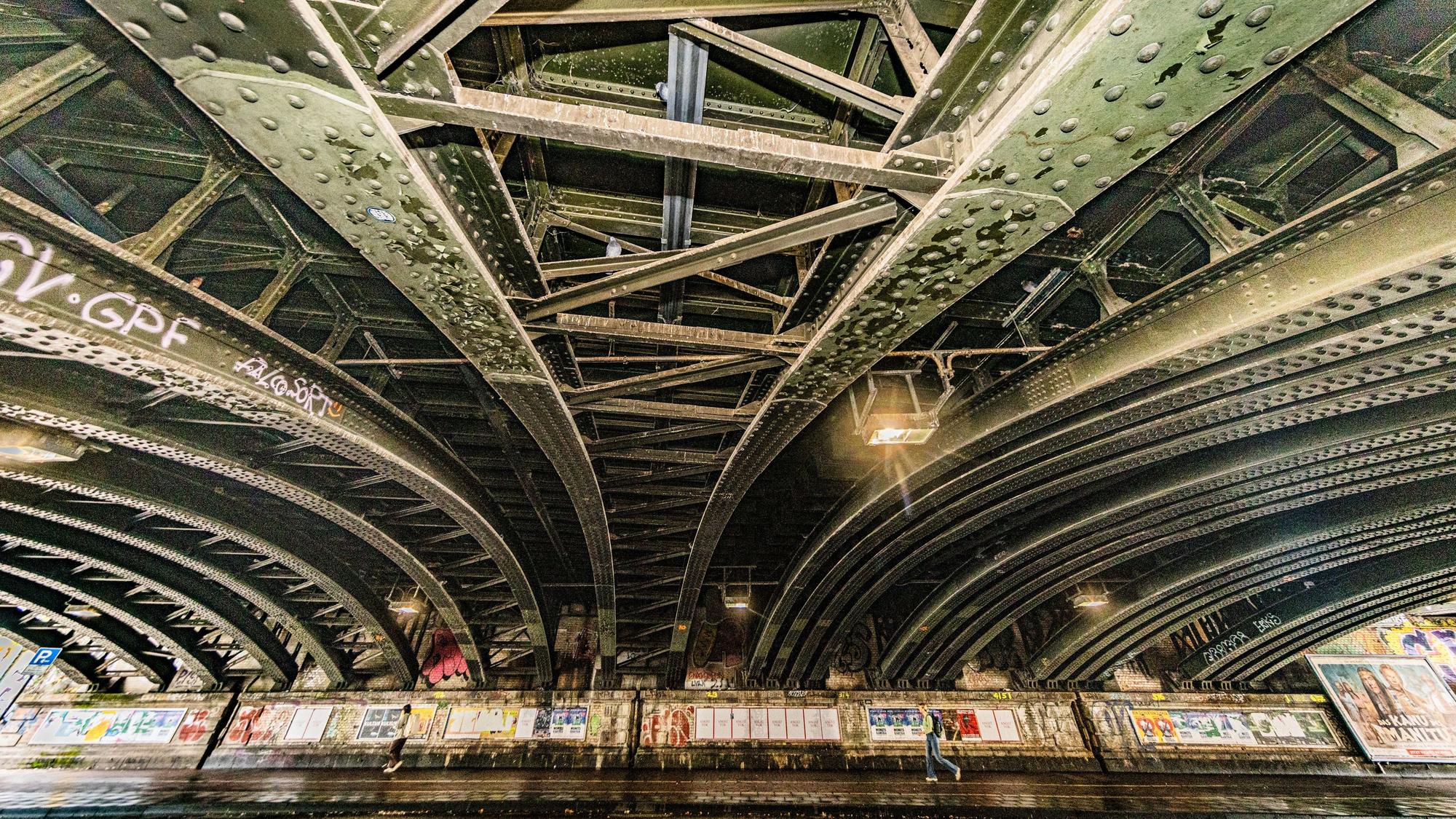 Denkmalgeschützt ist die Eisenbahnbrücke über die Venloer Straße in Höhe des Stadtgartens.