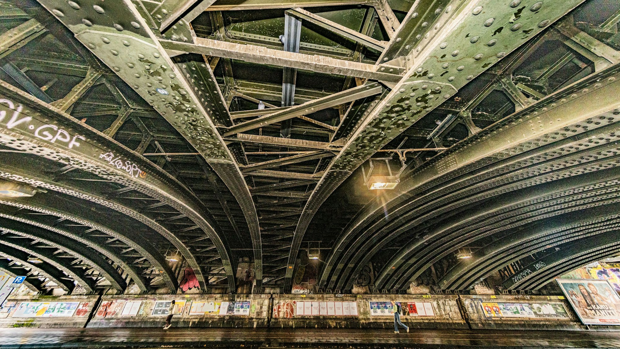 Denkmalgeschützt ist die Eisenbahnbrücke über die Venloer Straße in Höhe des Stadtgartens.
