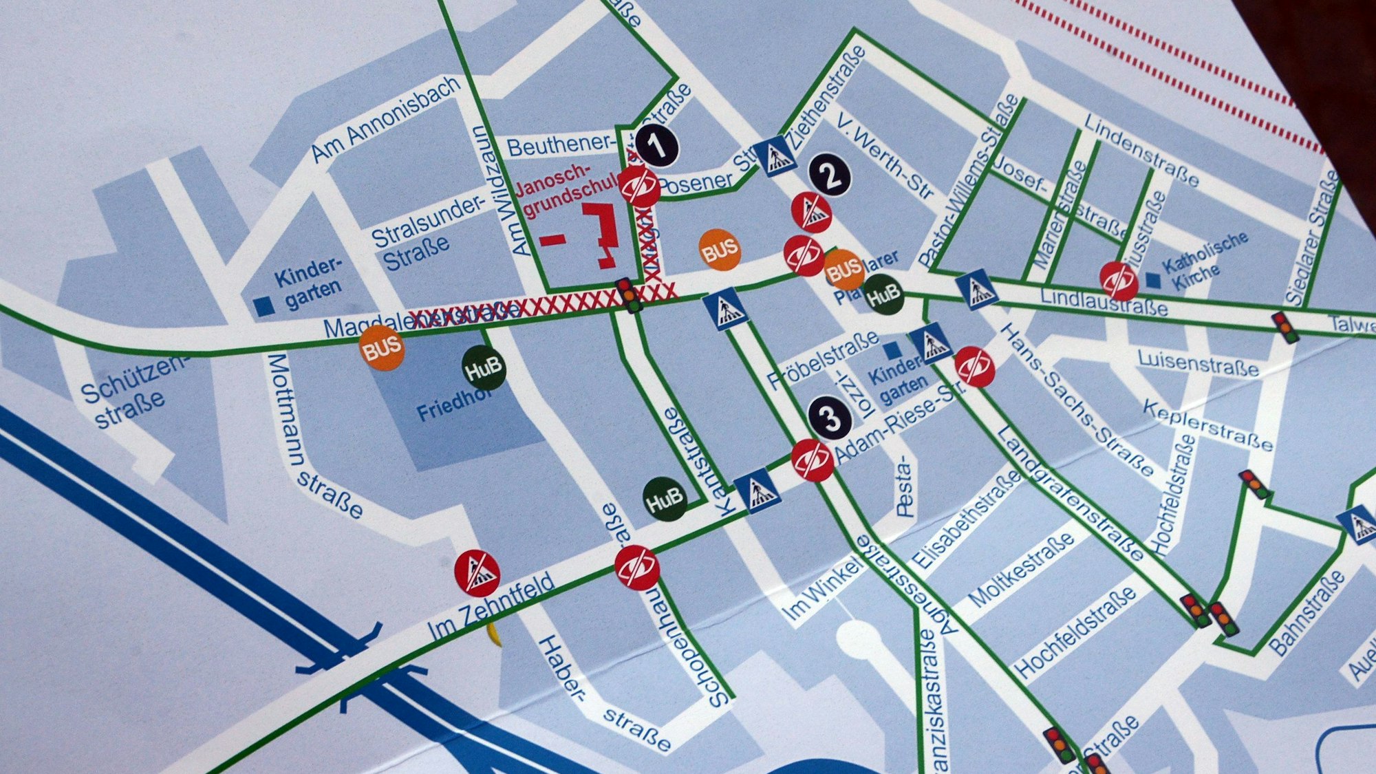 Ein Kartenausschnitt; markiert sind Gefahrenstellen, Bushaltestellen und Hol- und Bringzonen für die nahe Schule.