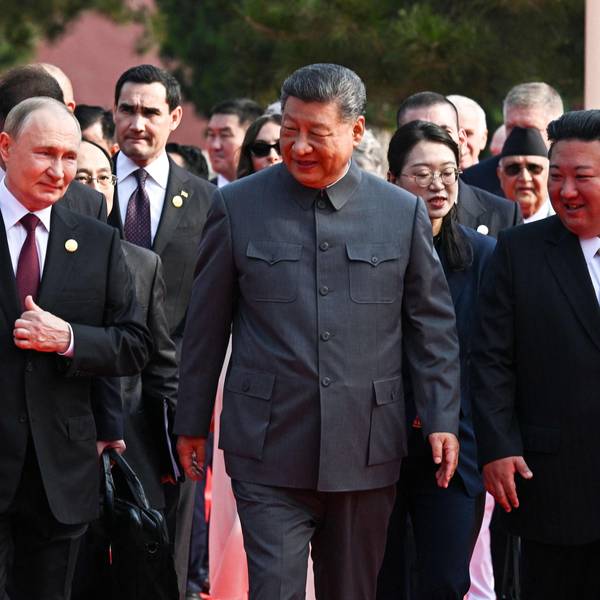 Putin, Xi und Kim gehen lächelnd nebeneinander her.