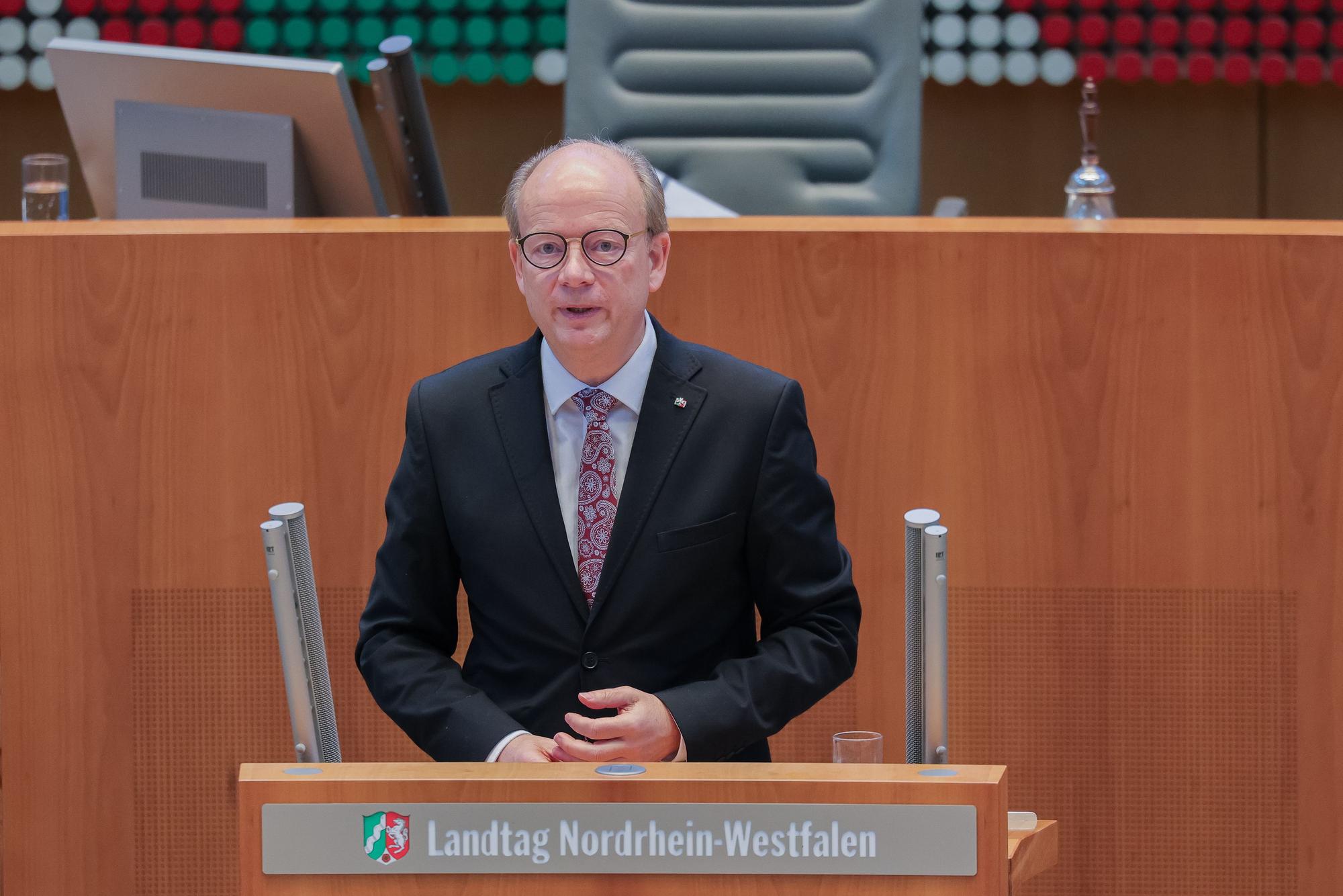 ARCHIV - 29.01.2025, Nordrhein-Westfalen, Düsseldorf: Landtagspräsident André Kuper spricht vor einer Gedenkminute für die Befreiung des Konzentrationslagers Auschwitz vor 80 Jahren (27.01.1945) und für die Opfer des Nationalsozialismus im Plenum des Landtags. (zu dpa: «Landtagspräsident: Neuer Check gilt auch für Praktikanten») Foto: Rolf Vennenbernd/dpa +++ dpa-Bildfunk +++