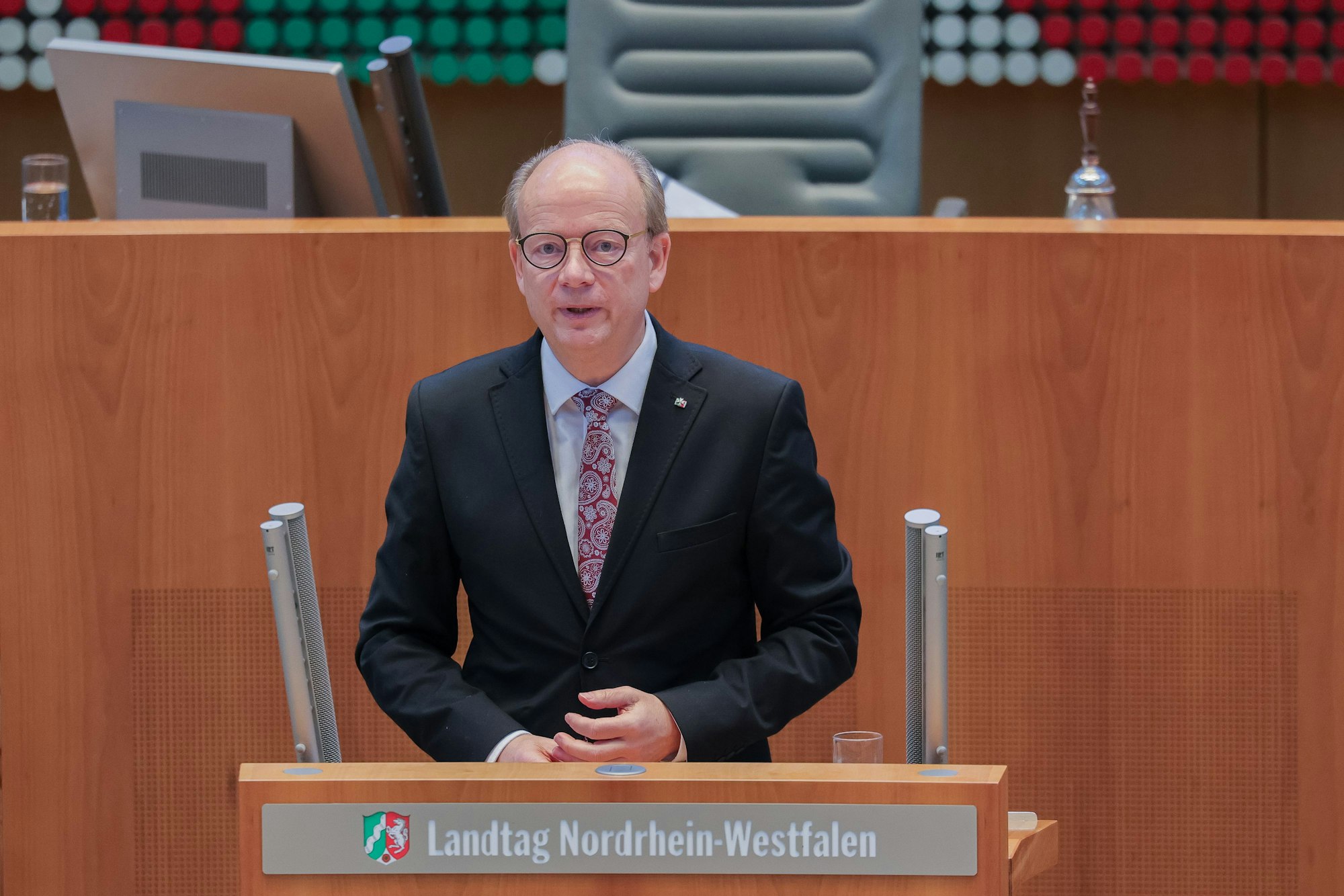 ARCHIV - 29.01.2025, Nordrhein-Westfalen, Düsseldorf: Landtagspräsident André Kuper spricht vor einer Gedenkminute für die Befreiung des Konzentrationslagers Auschwitz vor 80 Jahren (27.01.1945) und für die Opfer des Nationalsozialismus im Plenum des Landtags. (zu dpa: «Landtagspräsident: Neuer Check gilt auch für Praktikanten») Foto: Rolf Vennenbernd/dpa +++ dpa-Bildfunk +++