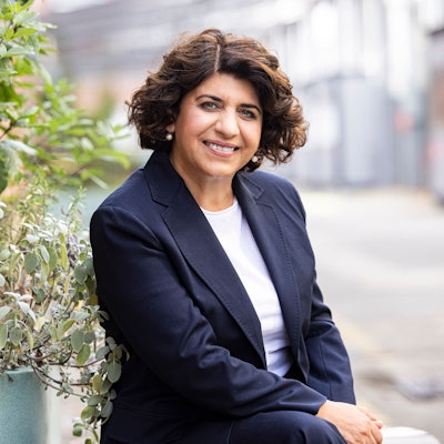 Berivan Aymaz hat eine revitalisierte Industriehalle in Kalk als Gesprächsort ausgesucht.