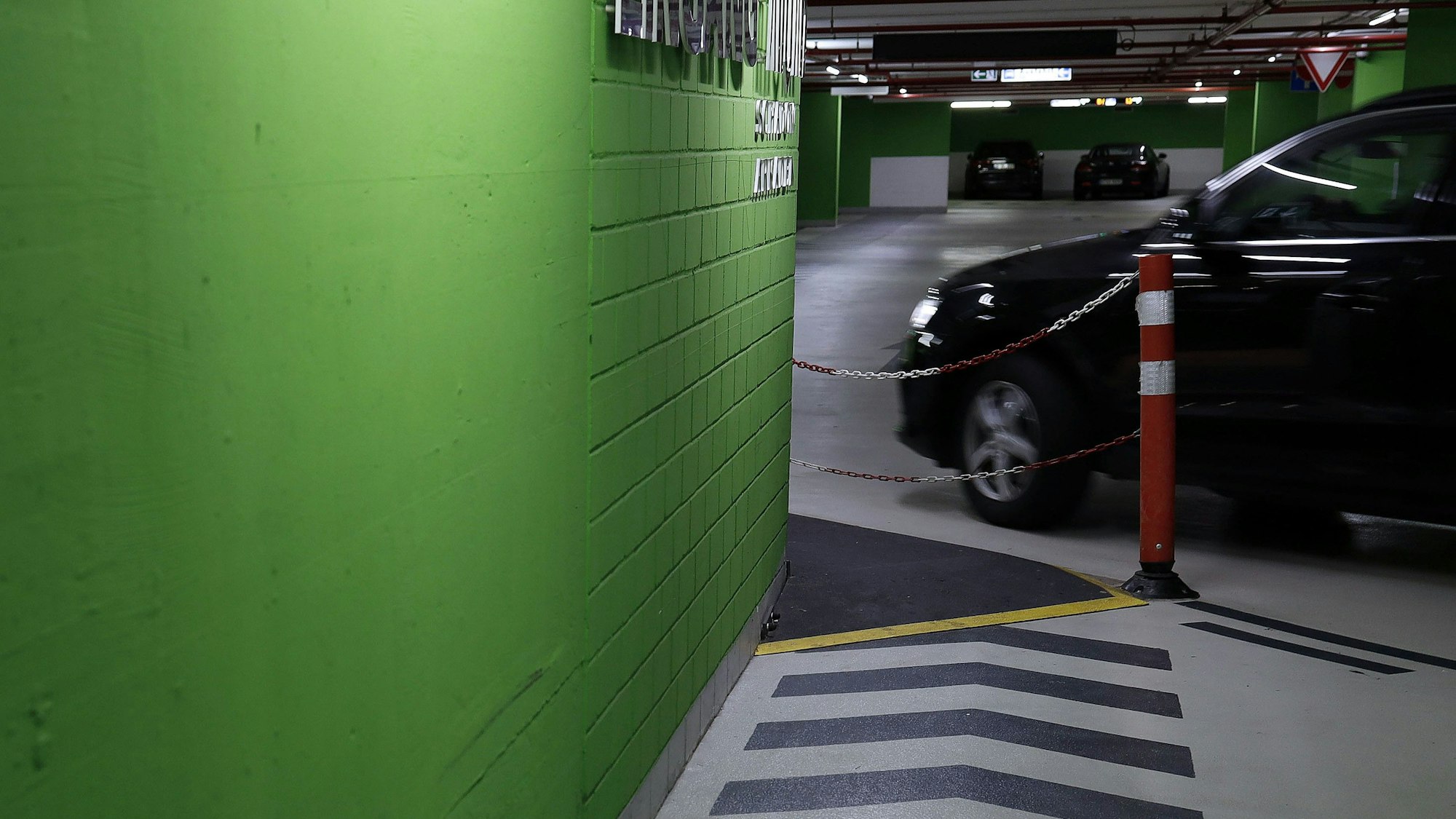 In einem Parkhaus in den Schadow Arkaden in Düsseldorf (Symbolfoto) wurde schließlich ein Mitarbeiter auf den schreienden Jungen aufmerksam.