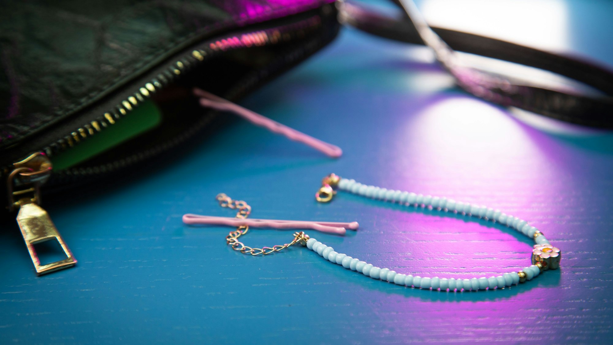 Ein Armband allein anzulegen, ist gar nicht so einfach - kann eine Haarnadel helfen?