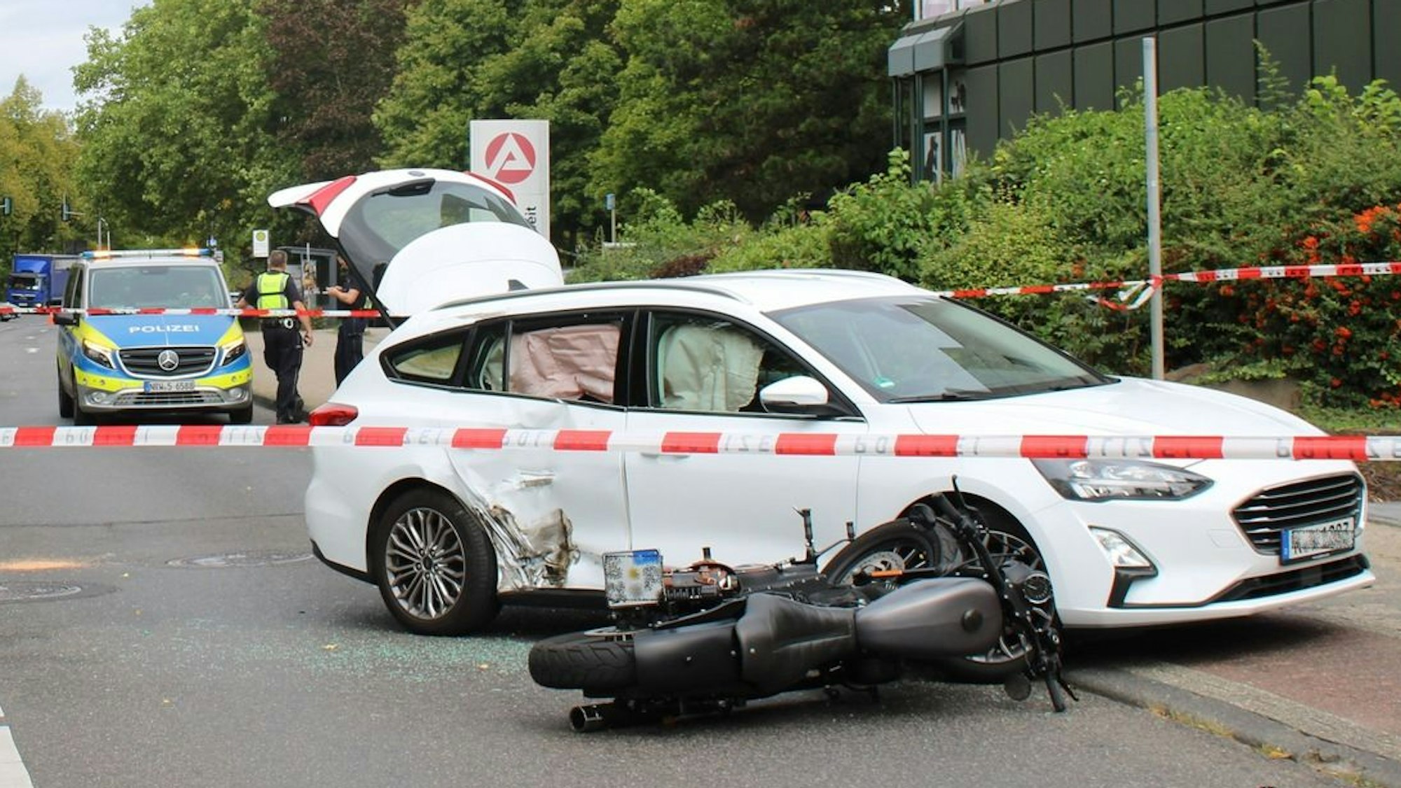 Verkehrsunfall Pkw gegen Motorrad mit 2 Verletzten.