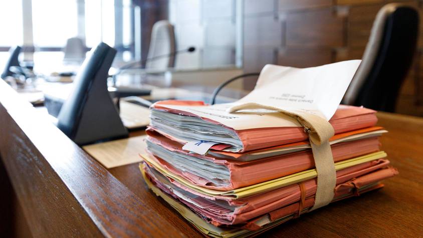 Die Akte ist dick: Jahrelangen gewerbsmäßigen Vorenthalt von Arbeitsentgelt, Schwarzarbeit und damit verbundenen Sozialversicherungsbetrug sowie Steuerhinterziehung in 180 Fällen wirft die Anklage zwei Männer aus Frechen vor.