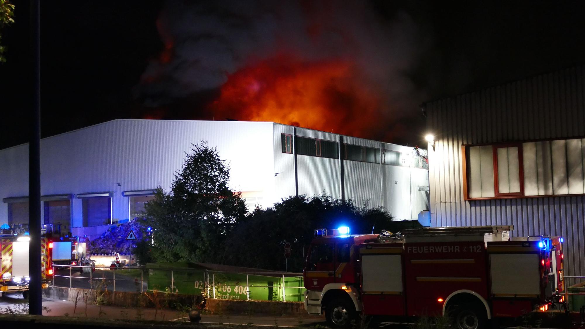 Feuerwalzen schlagen durch die Sperrmüllhalle in Troisdorf.