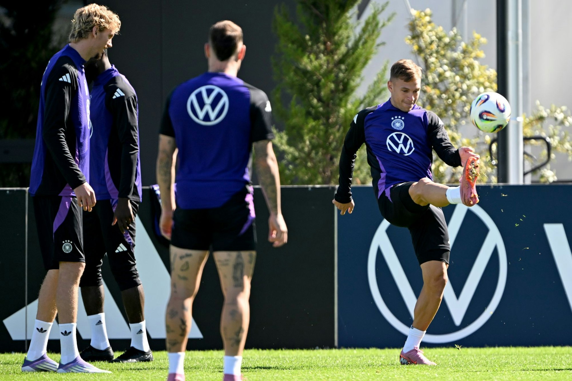 Kapitän Kimmich (r.) ist auf dem Weg zur WM besonders gefordert.