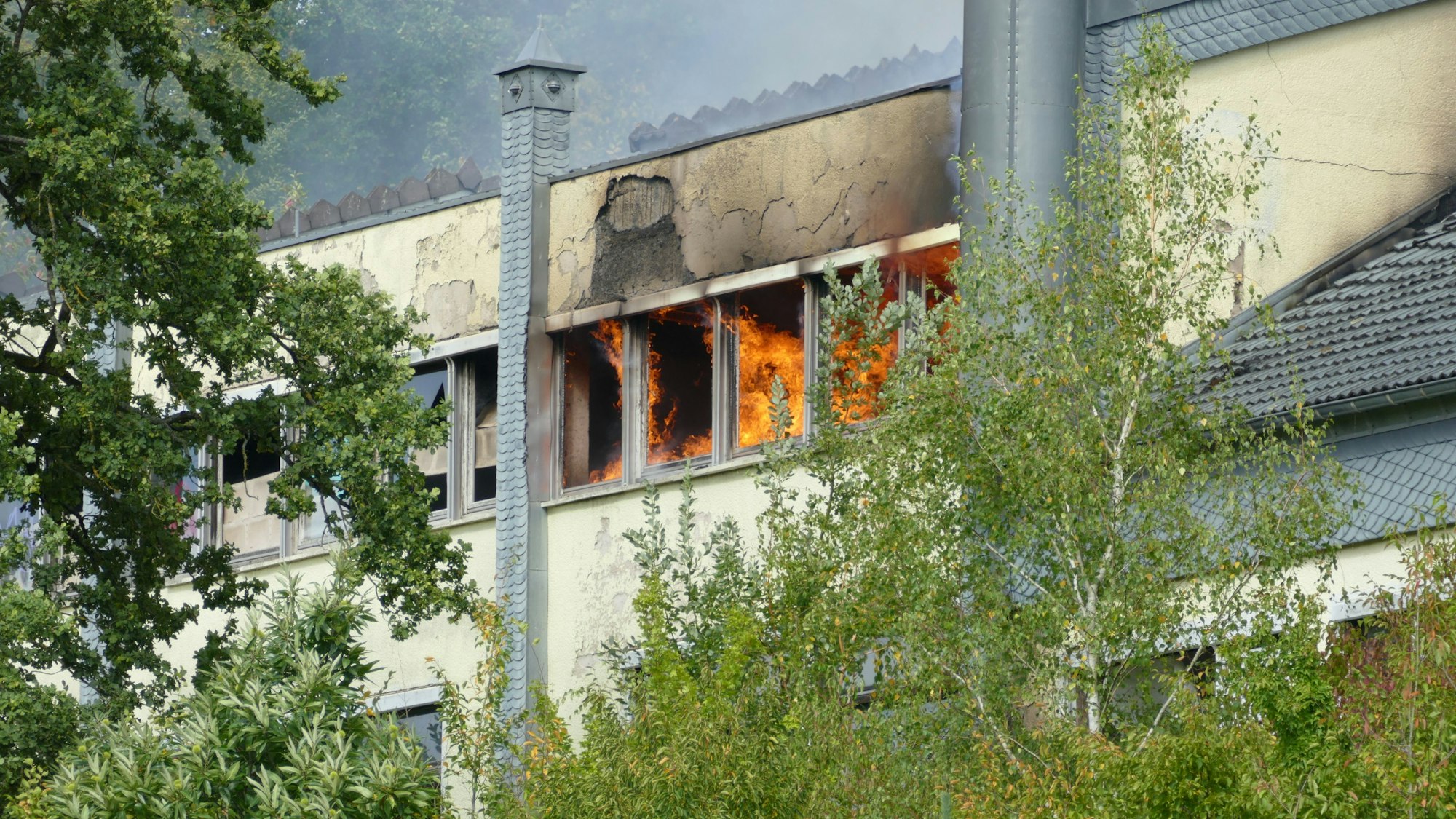 Flammen schossen aus den Fenstern.
