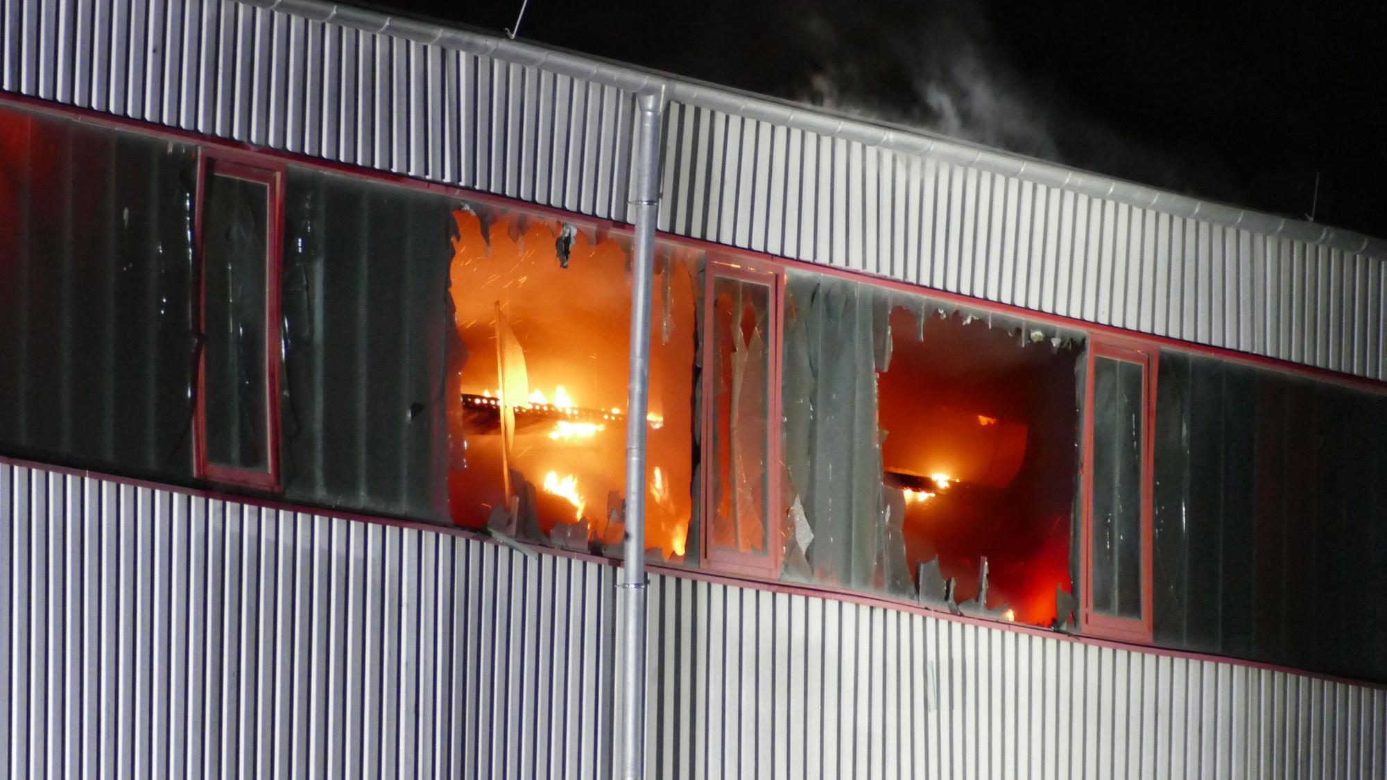 Scheiben barsten durch die Hitze des Feuers.