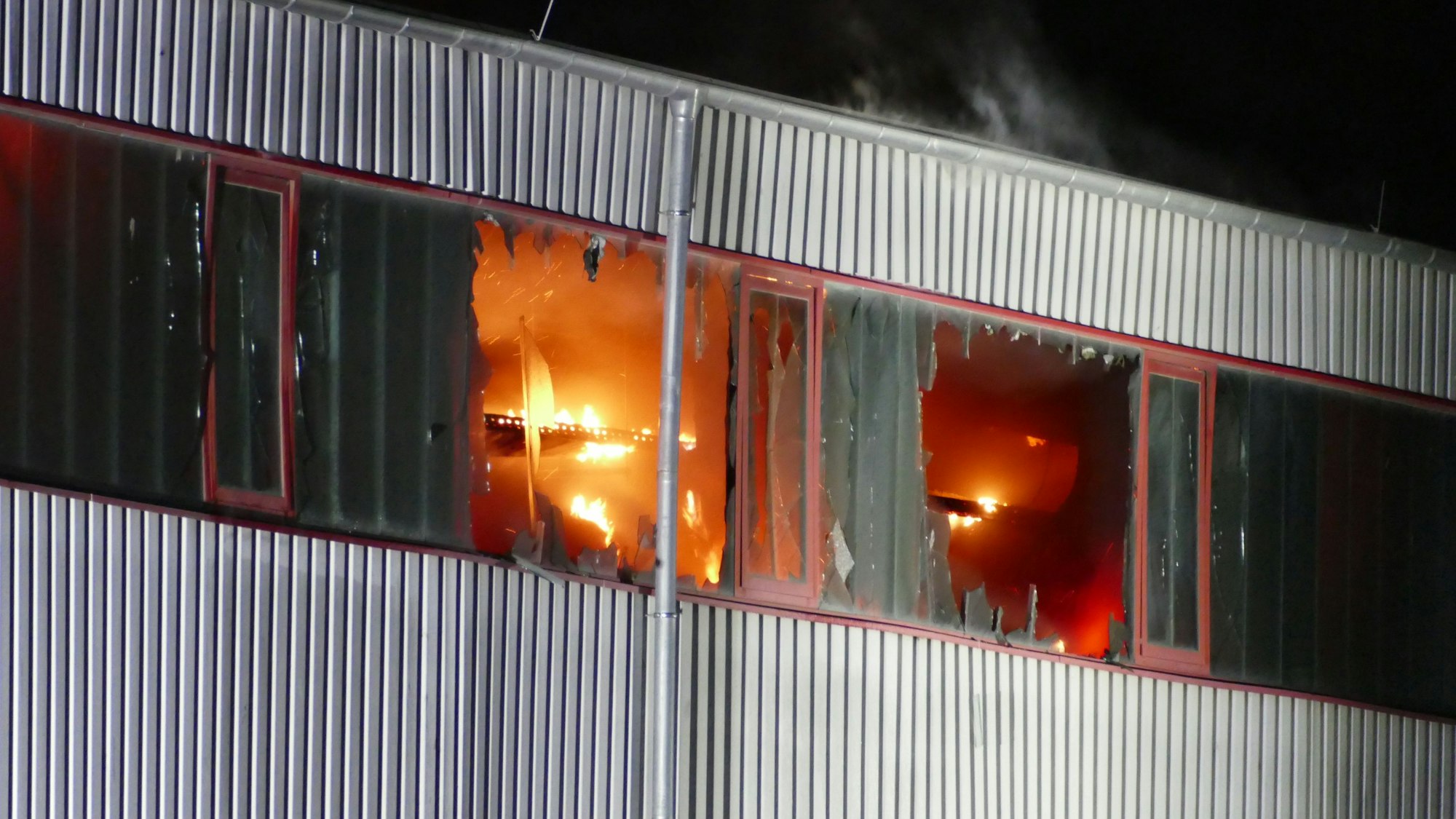 Scheiben barsten durch die Hitze des Feuers.