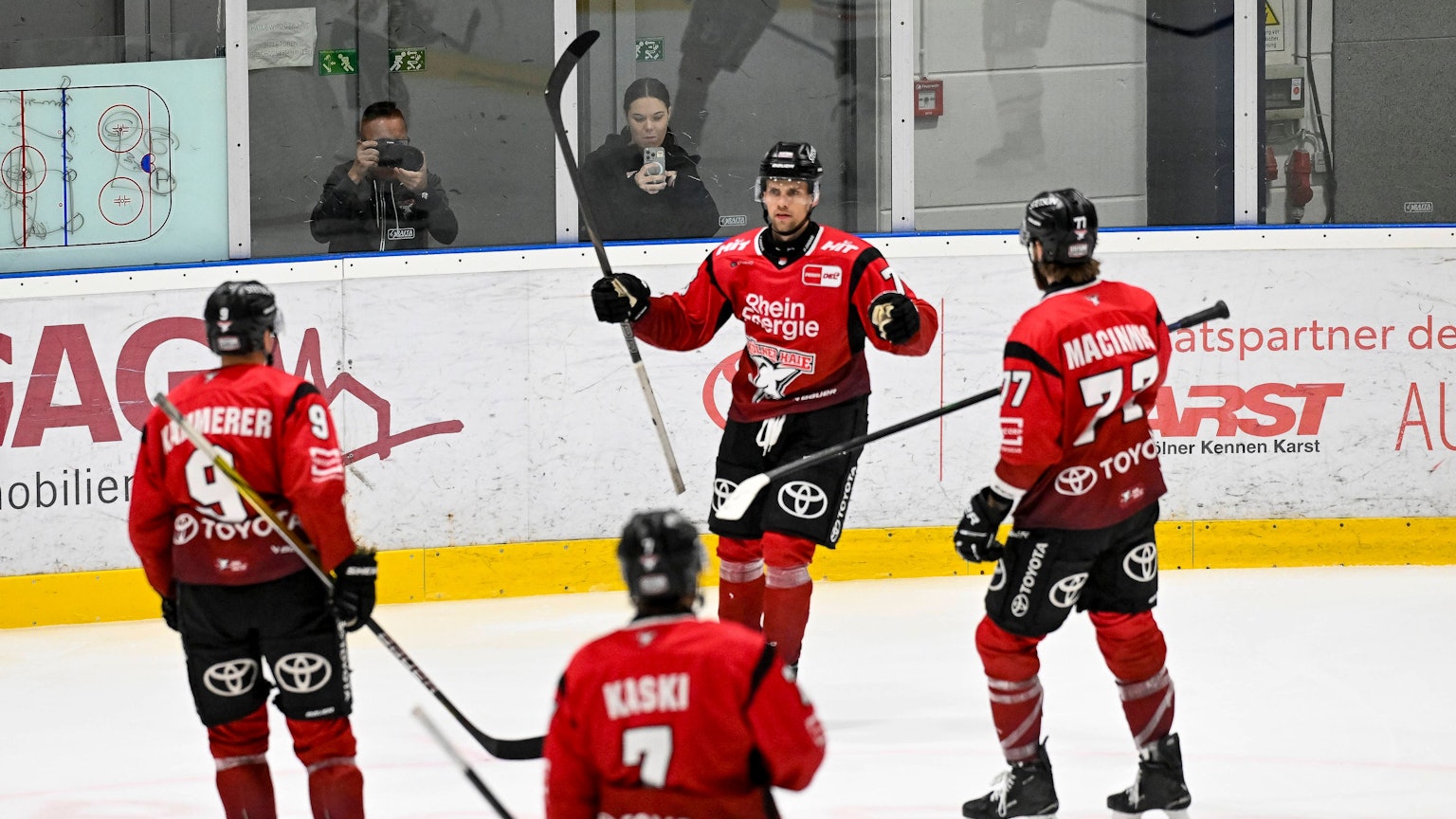 Maxi Kammerer (l.) und Dominik Bokk (Mitte) freuen sich über das 1:0, das Ryan MacInnis (r.) in Überzahl erzielt hat.