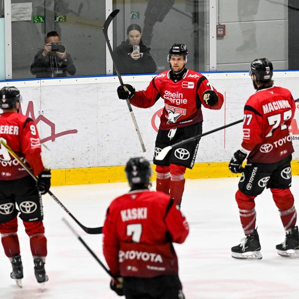 Maxi Kammerer (l.) und Dominik Bokk (Mitte) freuen sich über das 1:0, das Ryan MacInnis (r.) in Überzahl erzielt hat.