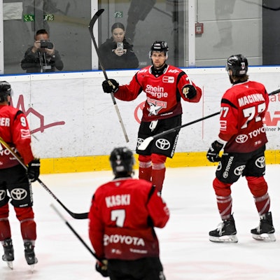 Maxi Kammerer (l.) und Dominik Bokk (Mitte) freuen sich über das 1:0, das Ryan MacInnis (r.) in Überzahl erzielt hat.