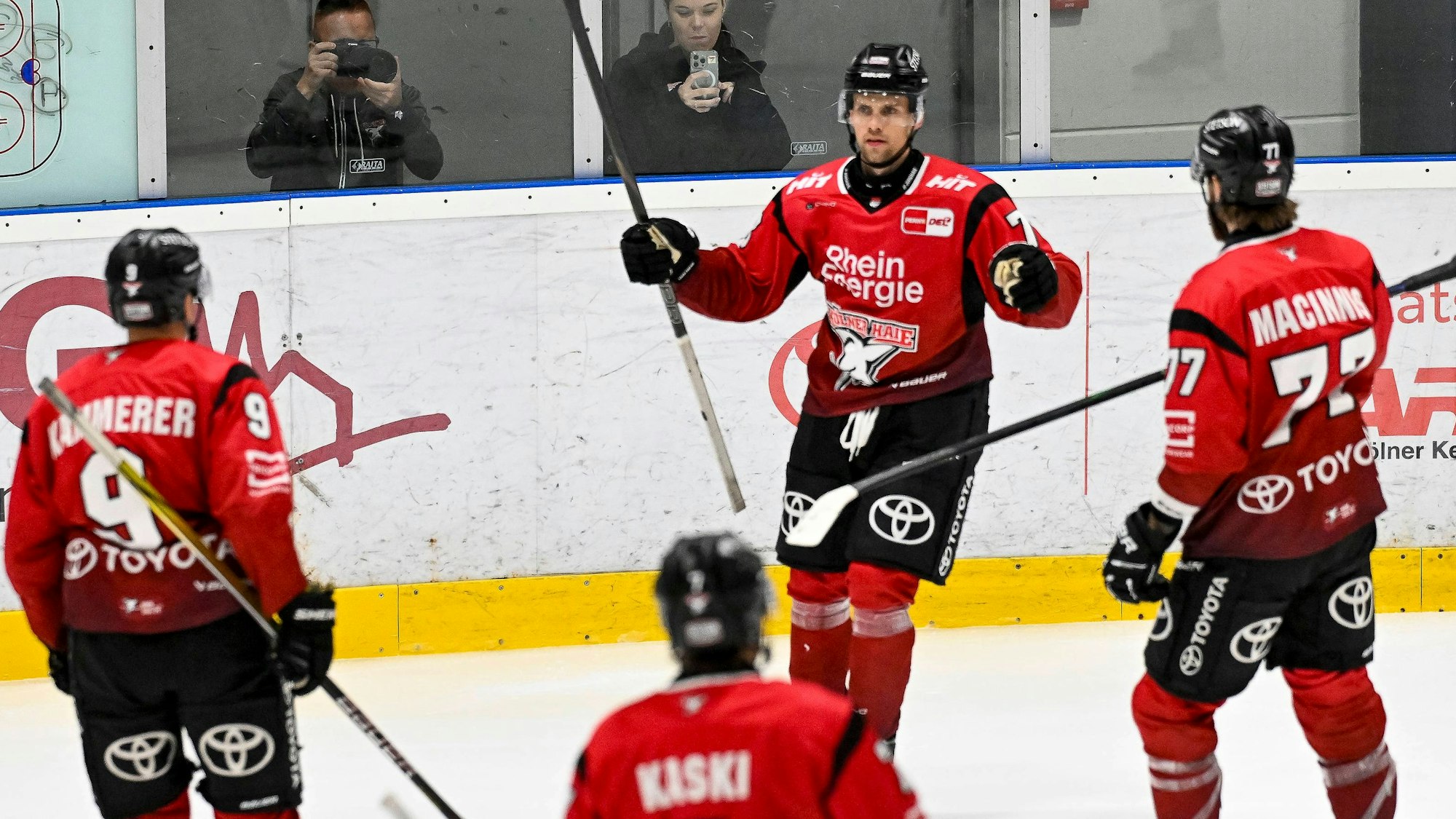 Maxi Kammerer (l.) und Dominik Bokk (Mitte) freuen sich über das 1:0, das Ryan MacInnis (r.) in Überzahl erzielt hat.