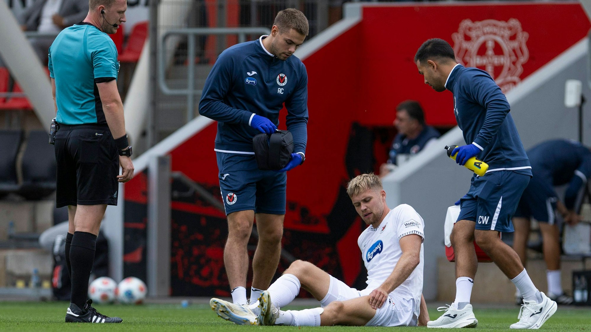 Testspiel: Bayer 04 Leverkusen - Viktoria Köln 03.09.2025 Lars Dietz Viktoria Köln, 2 verletzt sich im Testspiel zwischen Bayer 04 Leverkusen und Viktoria Köln, am 03.09.2025, Ulrich-Haberland-Stadion, Leverkusen. *** Test match Bayer 04 Leverkusen Viktoria Köln 03 09 2025 Lars Dietz Viktoria Köln, 2 injured in the test match between Bayer 04 Leverkusen and Viktoria Köln, on 03 09 2025, Ulrich Haberland Stadion, Leverkusen Copyright: xBEAUTIFULxSPORTS/Meuselx