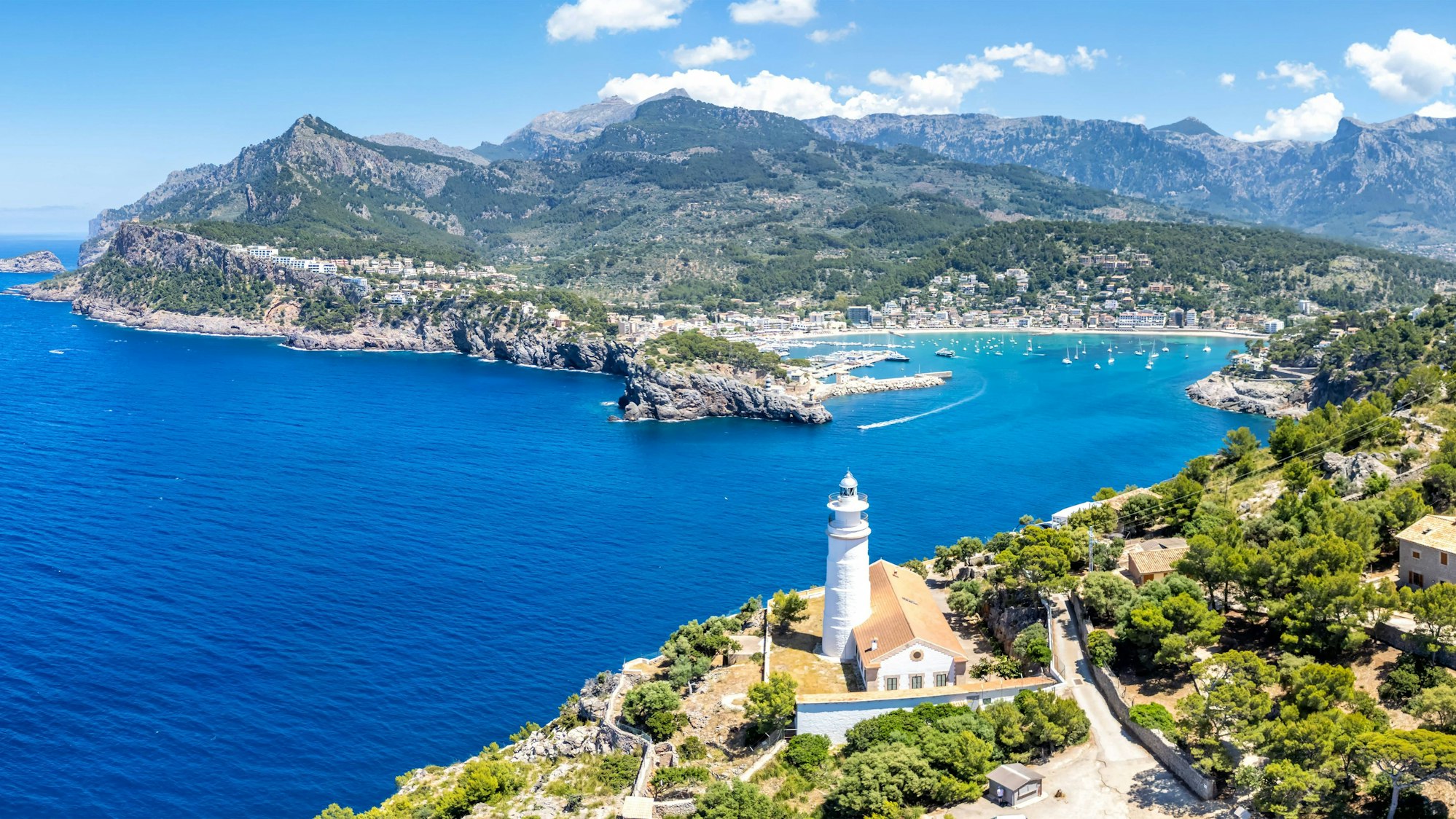 Das Bild zeigt Port de Sóller im Nordwesten Mallorcas. Foto: IMAGO/Zoonar
