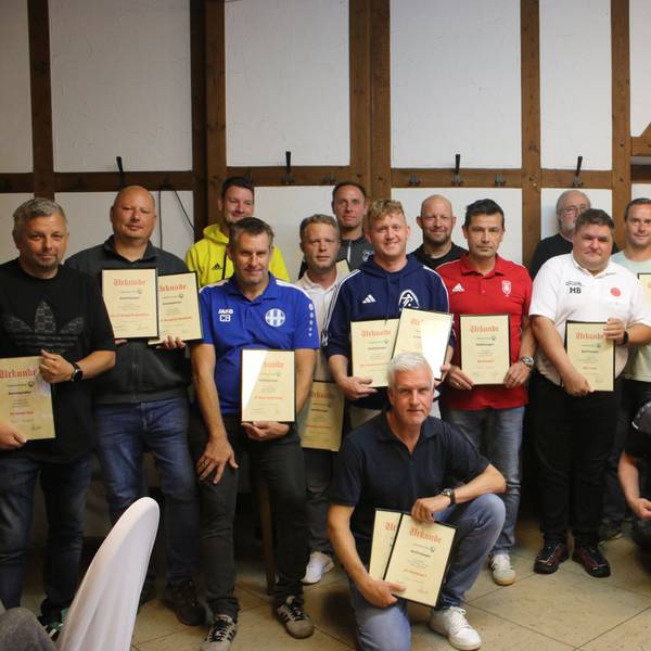Gruppenbild der Jugendleiter mit den Urkunden für die Staffelsieger.