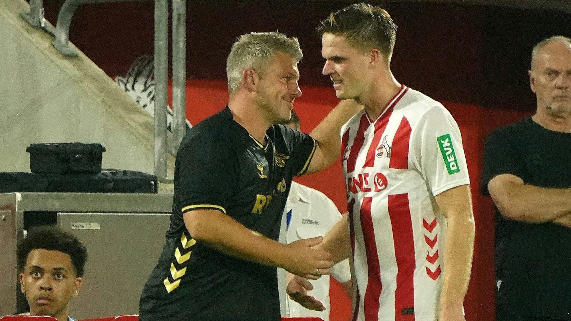 FC-Trainer Lukas Kwasniok (l.) beglückwünscht Marius Bülter.