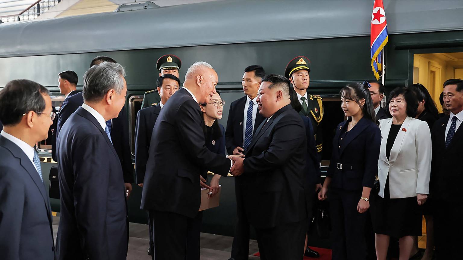Kim Jong Un und Tochter Ju Ae bei ihrer Ankunft in Peking am 2. September.