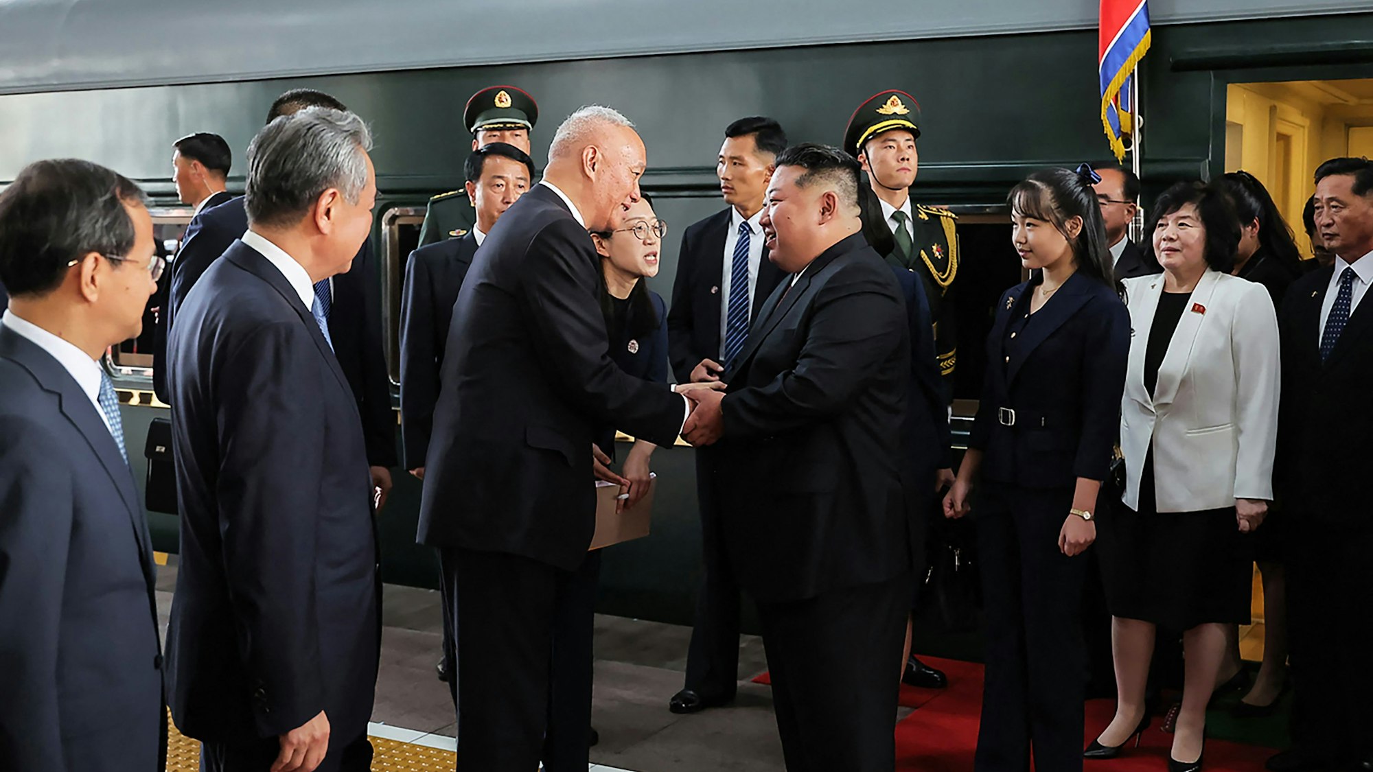 Kim Jong Un und Tochter Ju Ae bei ihrer Ankunft in Peking am 2. September.