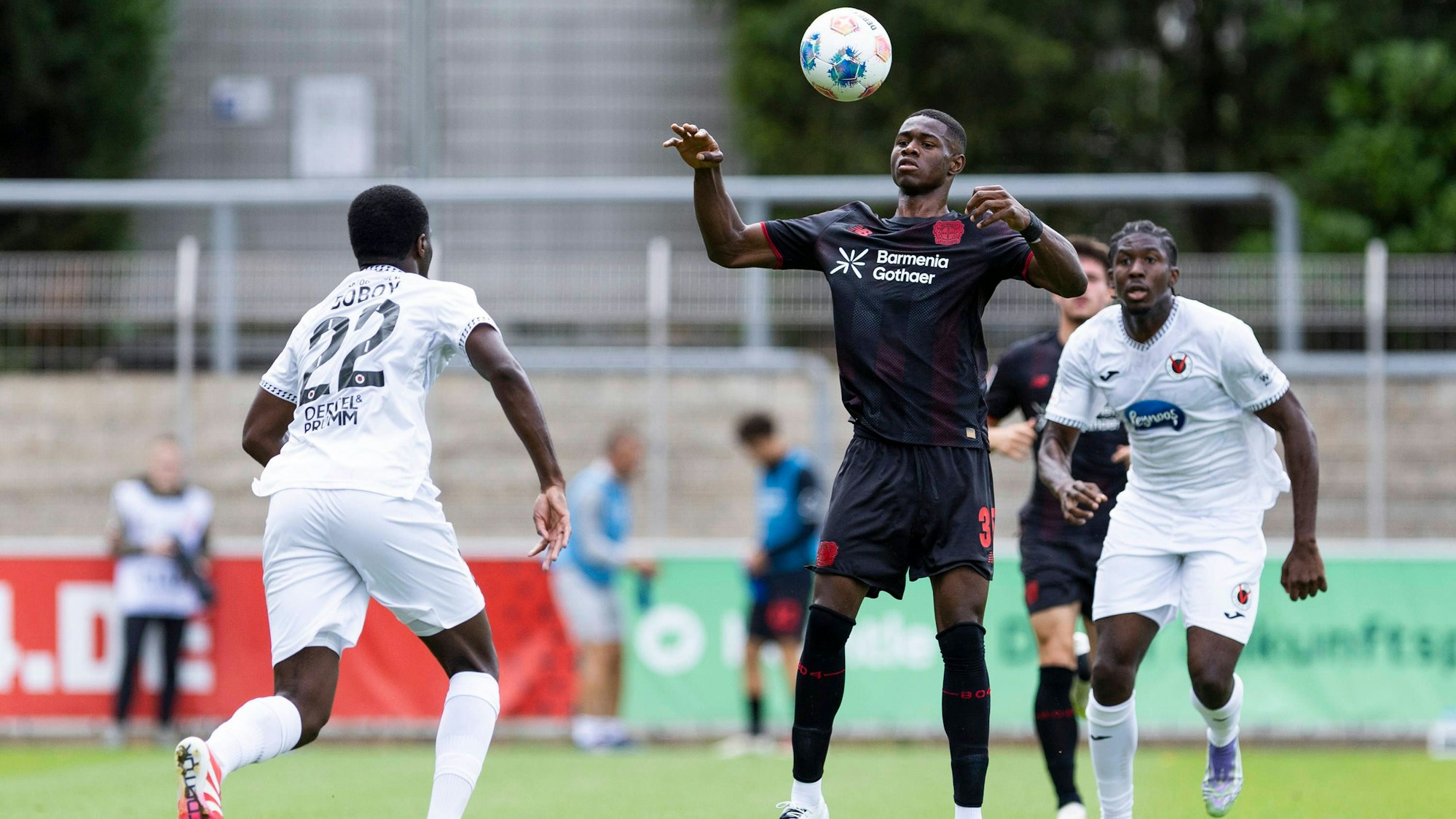 Torschütze Christian Kofane im Testspiel zwischen Bayer 04 Leverkusen und Viktoria Köln im Ulrich-Haberland-Stadion.