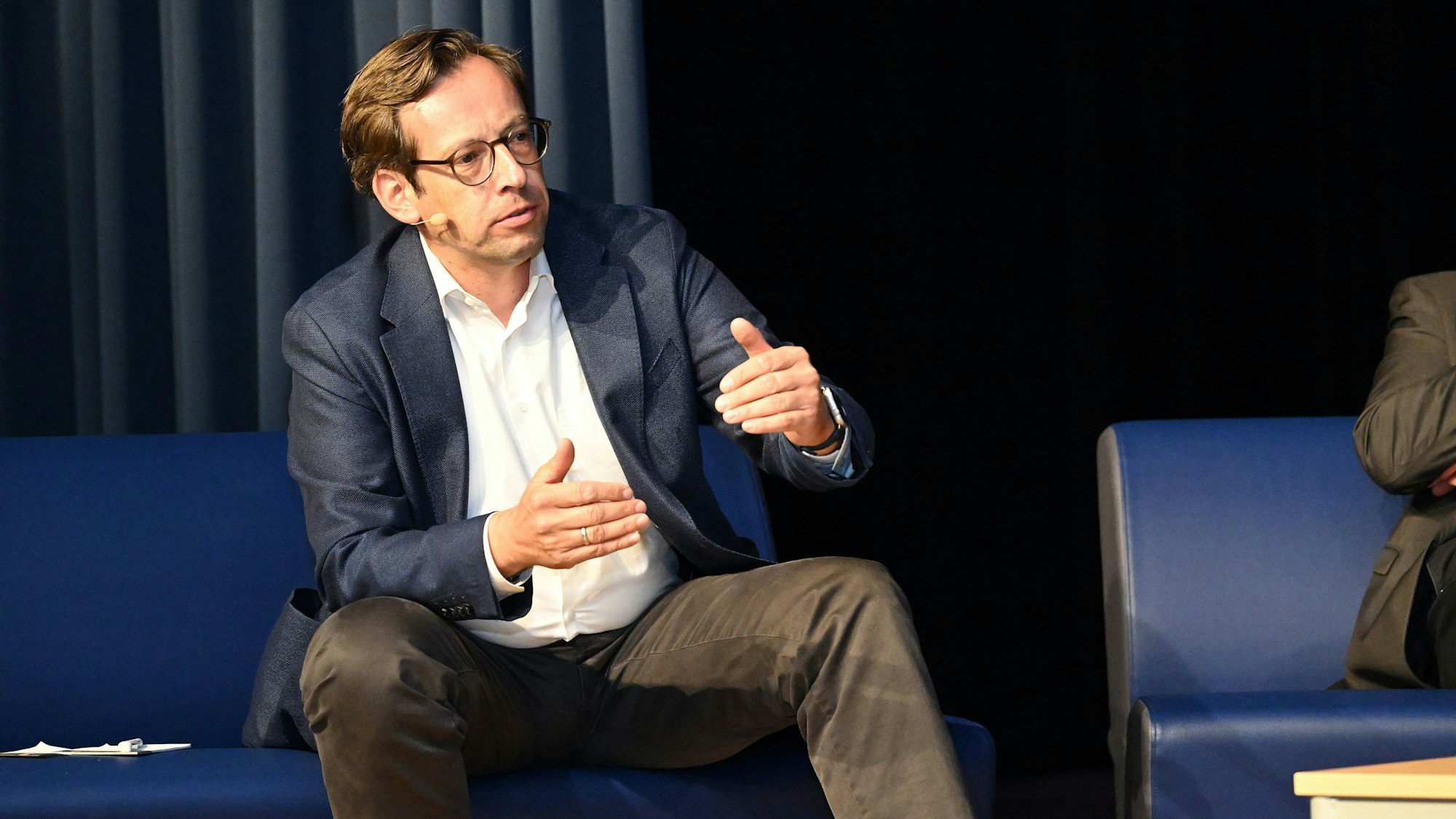 Felsch sitzt auf einem blauen Sofa.