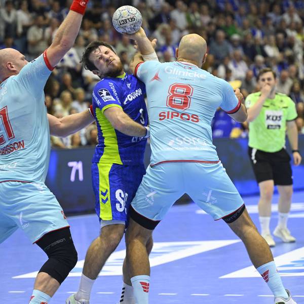 Der Gummersbacher Rückraumspieler Joao Gomes wird von Adrian Sipos und Arnar Freyr Arnarsson gestoppt.
