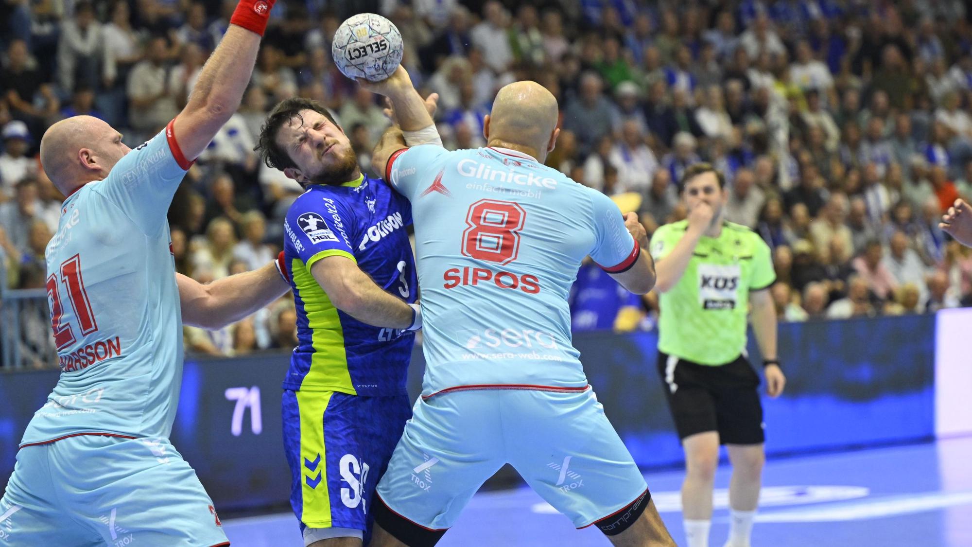 Der Gummersbacher Rückraumspieler Joao Gomes wird von Adrian Sipos und Arnar Freyr Arnarsson gestoppt.