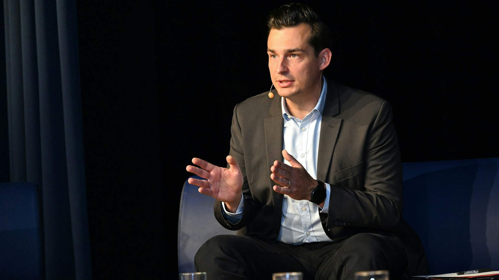 Kreutz sitzt auf einem Sofa.