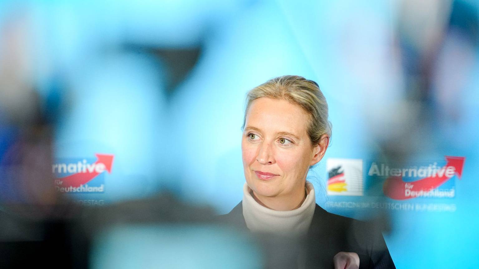 AfD-Chefin Alice Weidel bei einer Pressekonferenz. Auch in Sachsen-Anhalt ist die AfD in Umfragen nun stärkste Kraft. (Archivbild)