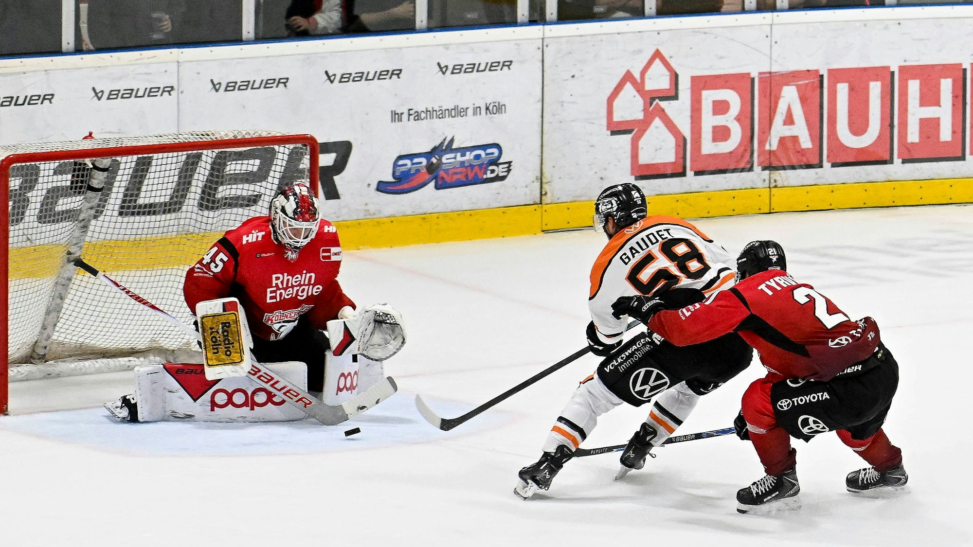 Keeper Tobias Ancicka sichert das Haie-Tor hier gegen die Spieler von Grizzly Wolfburg.