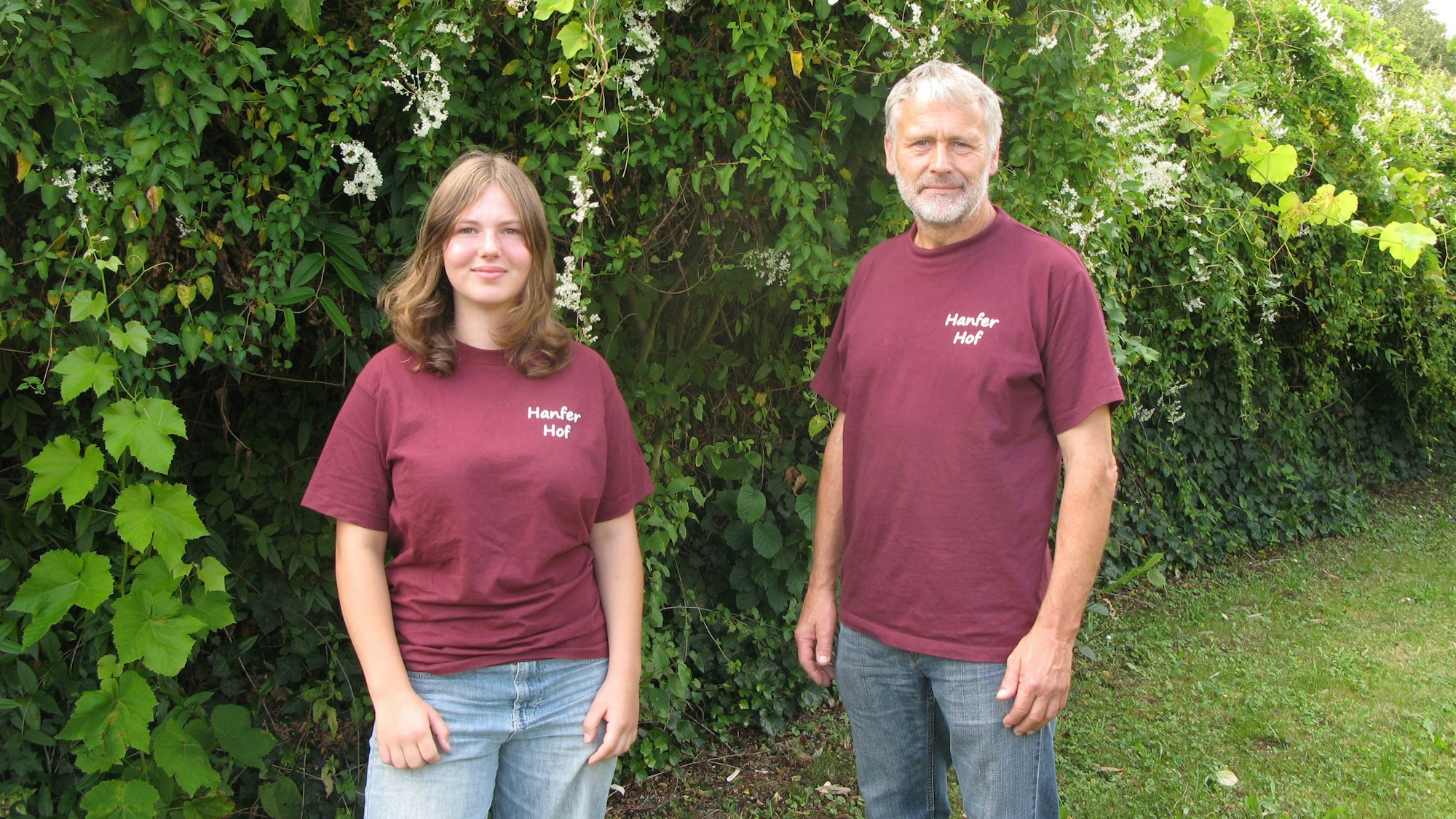 Paula Fehling und ihr Vater Bernd Schmitz, der Hanfer Bio-Bauer.