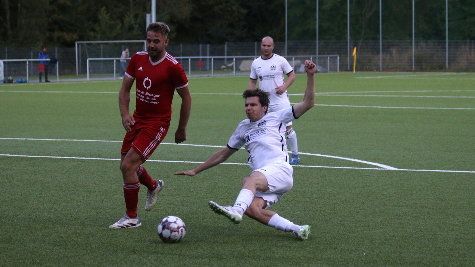 Jonas Küpper schießt im Fallen, Lukas Wollenweber schaut zu.