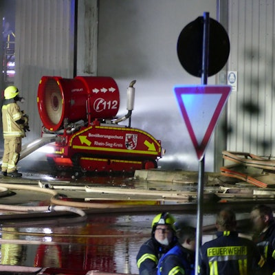 Einsatzkräfte der Feuerwehr mit einem Spezialfahrzeug.