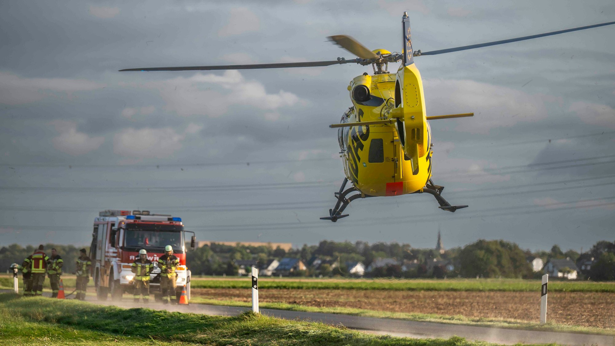 Das Bild zeigt einen Rettungshubschrauber, der gerade gestartet ist.