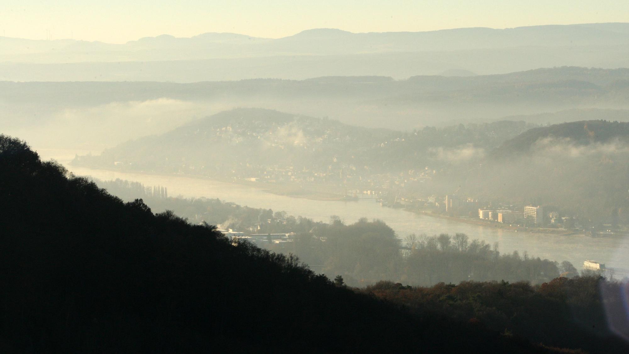 Von einem Berg aus ist der Rhein mit Nebel im Tal zu sehen.