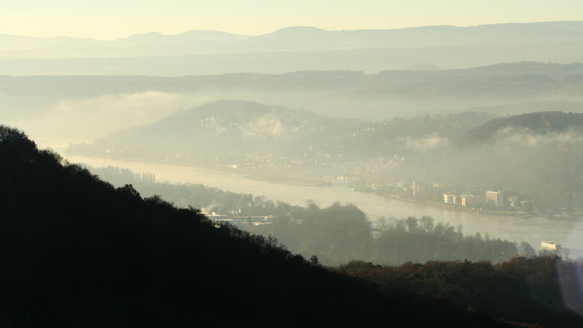 Von einem Berg aus ist der Rhein mit Nebel im Tal zu sehen.