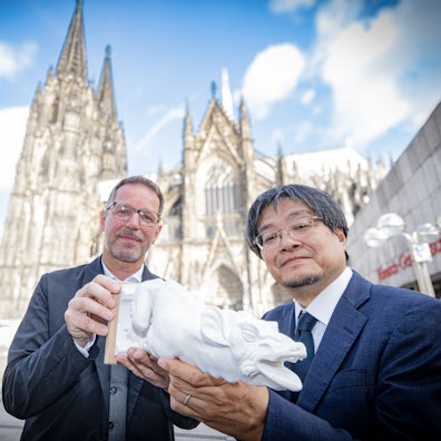 Prof. Dr. Ryusuke Toda (r.), Präsident der Kanagawa-Universität in Yokohama, Japan, mit dem Kölner Dombaumeister Peter Füssenich.