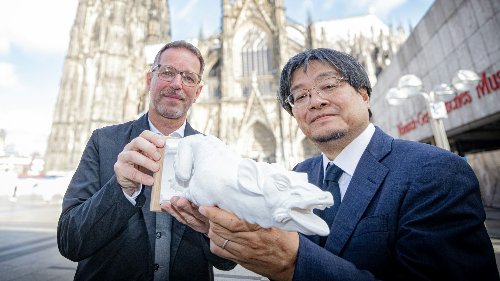 Prof. Dr. Ryusuke Toda (r.), Präsident der Kanagawa-Universität in Yokohama, Japan, mit dem Kölner Dombaumeister Peter Füssenich.
